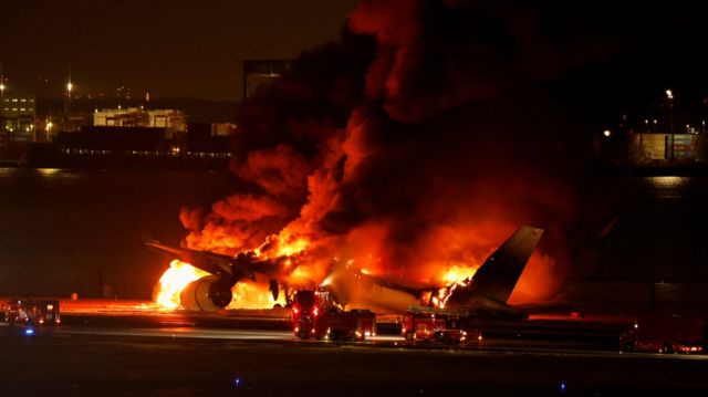 pesawat Japan Airlines terbakar