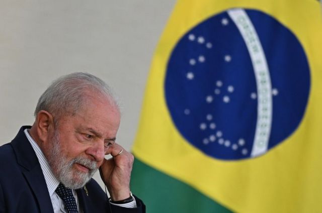 Lula e bandeira do Brasil ao fundo