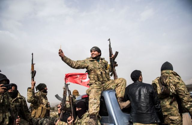 ارتش ترکیه از برخی گروه‌های شبه‌نظامی که با حکومت بشار اسد مبارزه می‌کنند، حمایت می‌کند