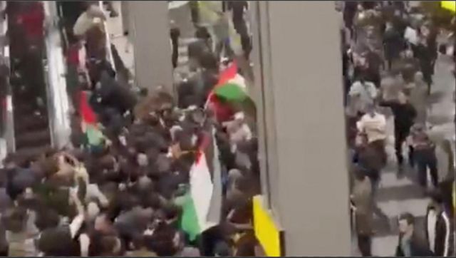 Lobby do aeroporto lotado de manifestantes