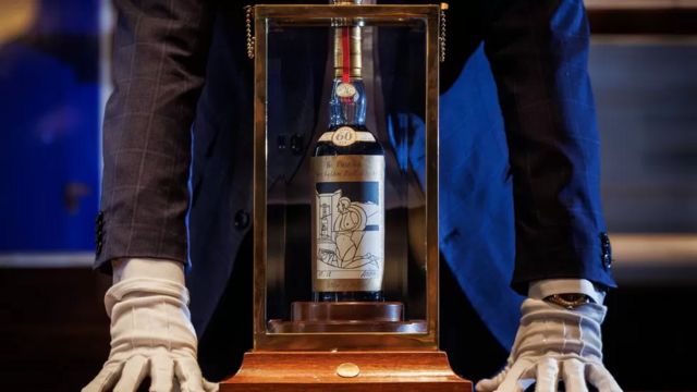 Uísque Macallan Adami 1926 armazenado em caixa de vidro