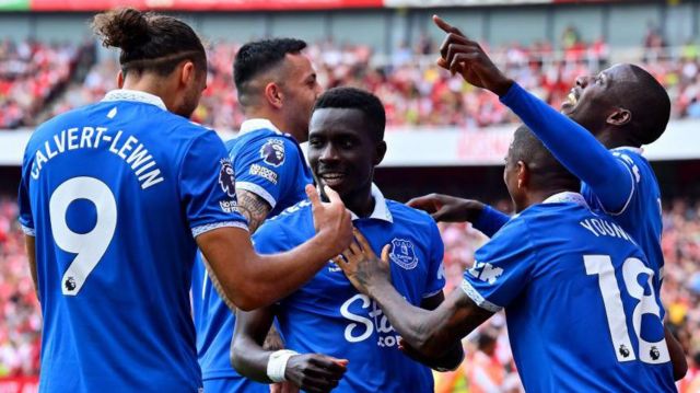 Everton celebrate the opening goal at Arsenal