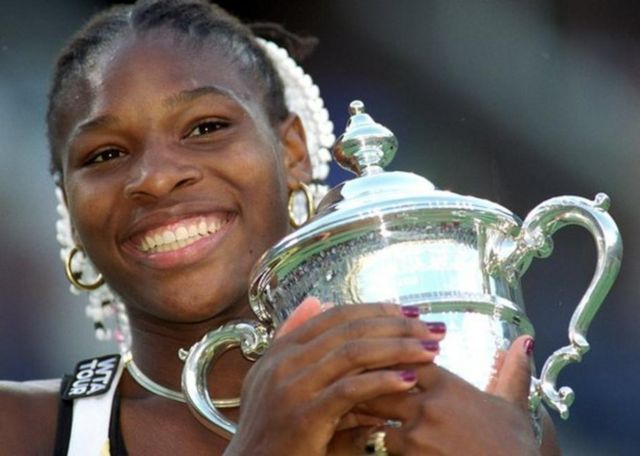 Serena Williams tenant un trophée du Grand Chelem.