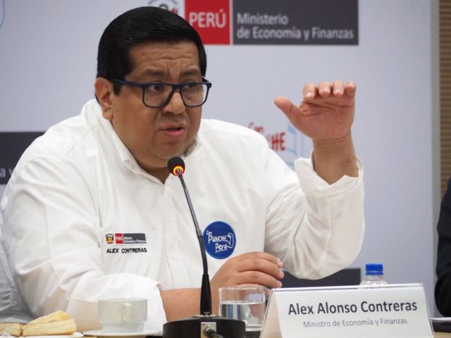 El ministro de Economía de Perú, Álex Contreras, en una comparecencia. 