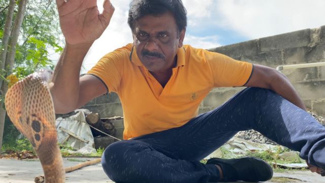 பாம்பு பிடிக்கு தந்தை மகள்