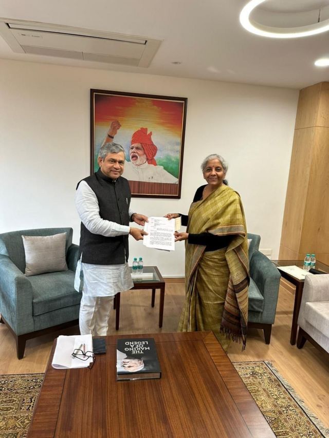 நிர்மலா சீதாராமன் பெயர்ப் பலகை