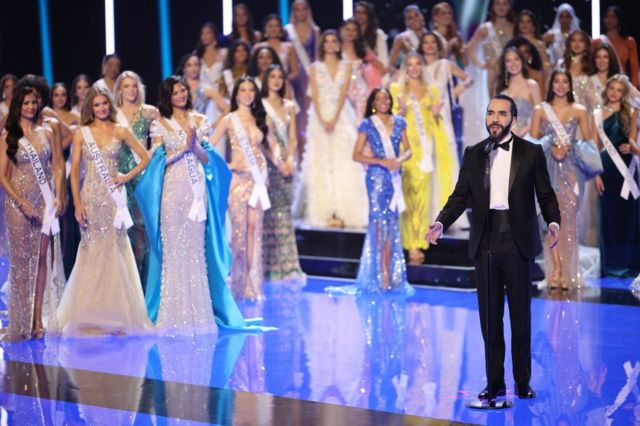 El presidente de El Salvador Nayib Bukele durante la ceremonia de Miss Universo en el Gimnasio Nacional de San Salvador el 18 de noviembre de 2023.