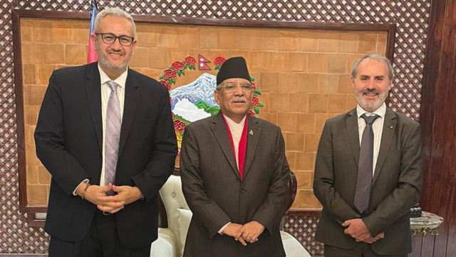 नेपालस्थित विश्व ब्याङ्क र एशियाली विकास ब्याङ्कका कन्ट्री डाइरेक्टरहरूसँग प्रधानमन्त्री प्रचण्ड 