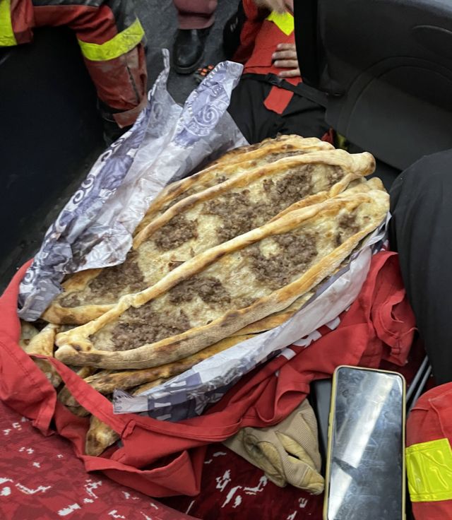 İspanya’dan deprem bölgesine gelen GIREcan itfaiye ekibinin, yöre halkının kendilerine ikram ettiği pideye ilişkin Twitter'da paylaştığı bu fotoğraf, yüz binlerce beğeni ve paylaşım aldı