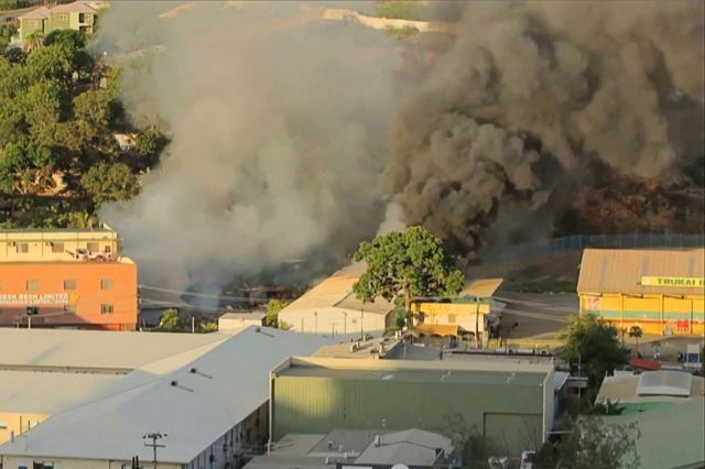 Sebuah pusat perbelanjaan mewah termasuk di antara gedung-gedung yang terbakar. 