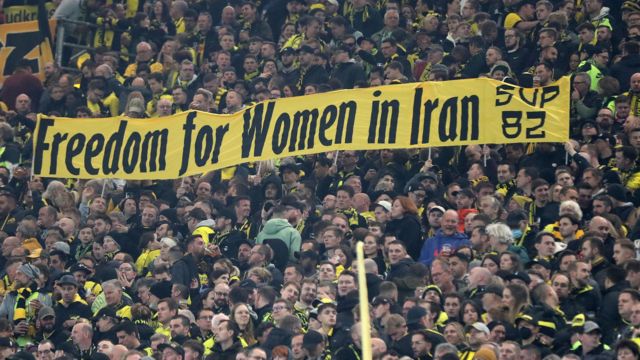 ه﻿واداران دورتموند در بازی مقابل بوخوم خواهان آزادی برای زنان ایرانی شدند