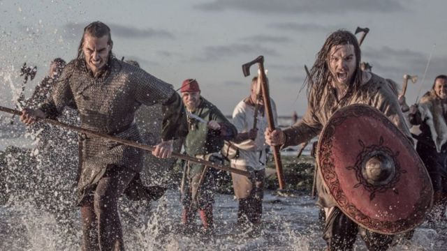 Homens vikings com armas
