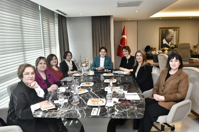 Meral Akşener, kadın gazetecilerle bir araya geldi