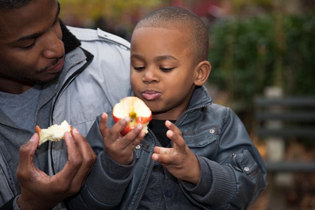 Nutrition : les aliments qui devraient faire partie du régime des enfants  jusqu'à 5 ans - BBC News Afrique