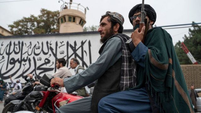Kabil sokaklarında devriye gezen Taliban üyeleri
