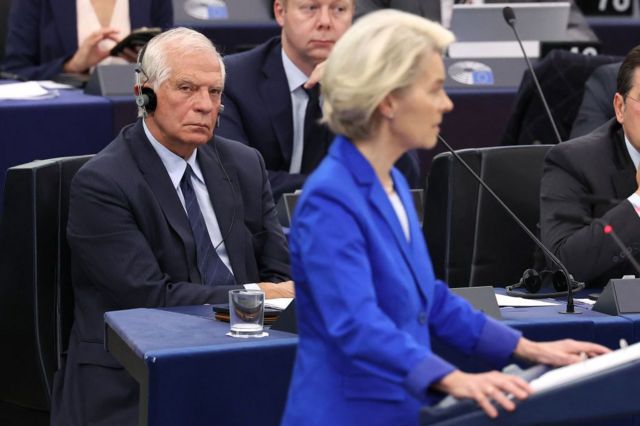 Borrell, 18 Ekim'de Von der Leyen'in Avrupa Parlamentosu'ndaki konuşmasını dinlerken