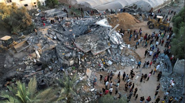 Os restos de uma casa palestina destruída em ataques israelenses no centro da Faixa de Gaza, em 15 de outubro de 2023