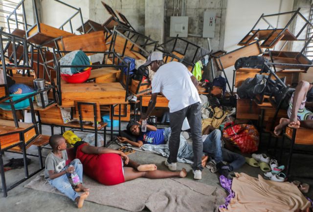 Haitianos expulsos de casa por atuação de gangues se refugiam em uma escola, em Porto Príncipe