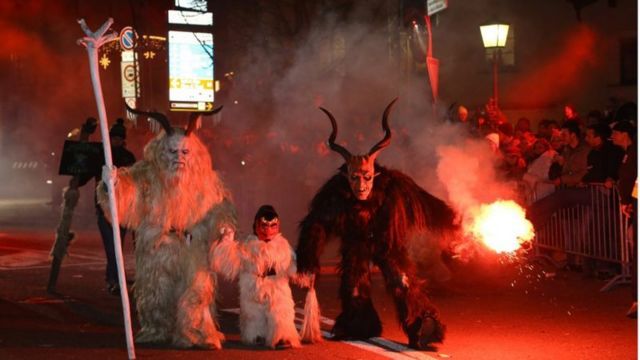 Pessoas fantasiadas de Krampus na noite que celebra a figura folclórica em uma cidade no norte da Itália