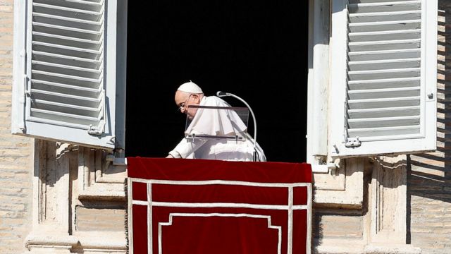 Papa Francisco toma decisão rara e demite bispo conservador dos