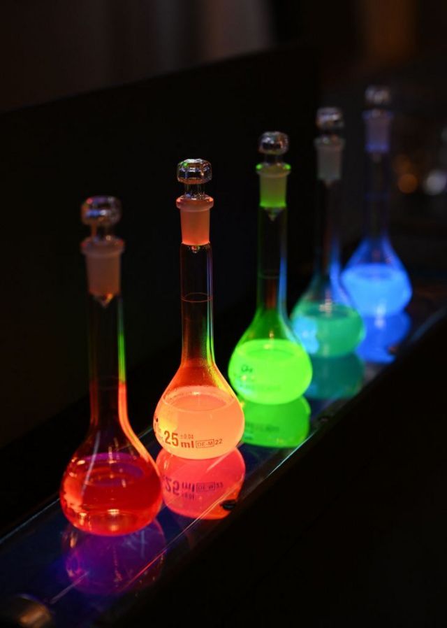 Matraces con líquidos de distintos colores.