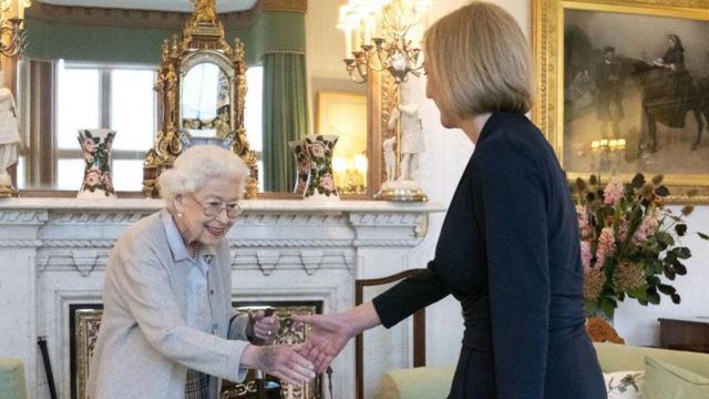İngiltere Kraliçesi 2. Elizabeth ve İngiltere'nin yeni başbakanı Liz Truss