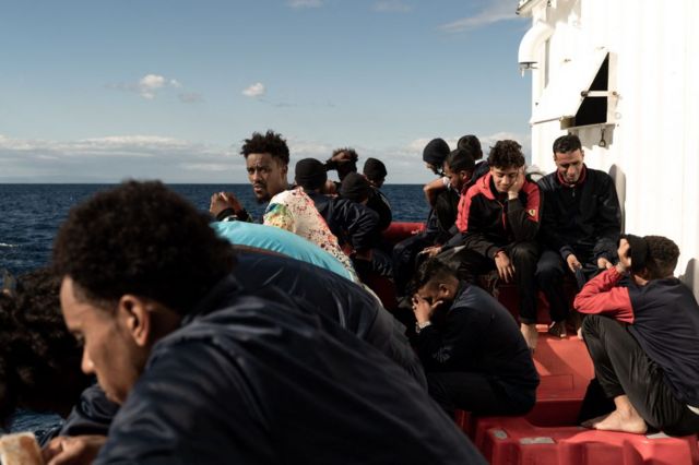 Un grupo de inmigrantes africanos tras ser rescatados del mar por las autoridades italianas.