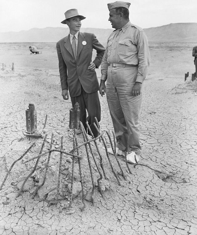 Oppenheimer ve General Leslie Groves