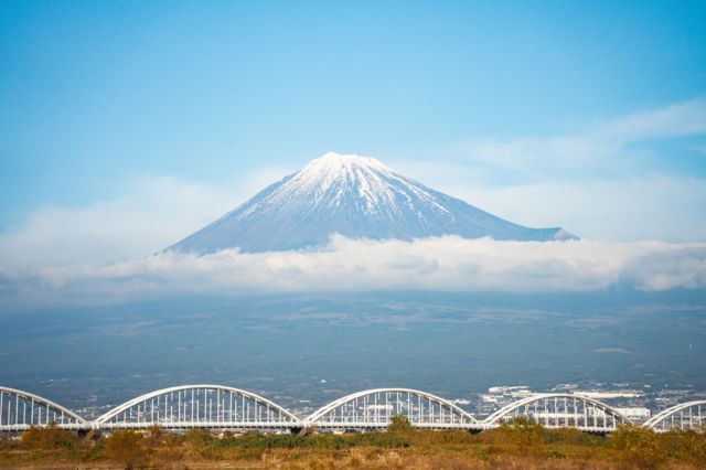 Linha de trem com monte fuji ao fundo 