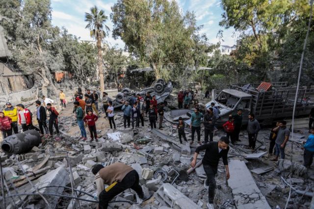 கைது செய்யப்பட்டவர்களின் வீடியோவில் இருந்தவர்களில் பாலஸ்தீனிய பத்திரிகையாளர், அல்-அரபி அல்-ஜதீதின் நிருபர் தியா அல்-கஹ்லூட் அடையாளம் காணப்பட்டுள்ளார். புதிய அரபு என்ற பெயரில் ஆங்கிலத்திலும் வெளியிடும் அரபு மொழி செய்தி நிறுவனம், அல்-கஹ்லூட் அவரது சகோதரர்கள், உறவினர்கள் மற்றும் "பிற குடிமக்களுடன்" பெய்ட் லாஹியாவில் இஸ்ரேலியப் படைகளால் கைது செய்யப்பட்டதாகக் கூறியது. அல்-அரபி அல்-ஜதீத் வியாழன் அன்று திரு அல்-கஹ்லூத்தை "அவமானகரமான" காவலில் வைத்தது என்று விவரிக்கிறது. படையினர் ஆண்களை அவர்களது ஆடைகளை கழற்றுமாறு வற்புறுத்தியதாகவும், "அவர்கள் கைது செய்யப்பட்டவுடன், அவர்களை வெளிப்படுத்தாத இடங்களுக்கு கொண்டு செல்வதற்கு முன், அவர்களை ஆக்கிரமிப்புத் தேடுதல்கள் மற்றும் அவமானகரமான சிகிச்சைக்கு உட்படுத்தினர்" என்றும் அது கூறியது. இந்த வெளியீடானது "சர்வதேச சமூகம், ஊடகவியலாளர்களின் உரிமைப் பாதுகாவலர்கள் மற்றும் கண்காணிப்பாளர்கள் மற்றும் மனித உரிமை அமைப்புகளை இஸ்ரேல் பிராந்தியத்தில் உள்ள பத்திரிகையாளர்கள் மீது நடத்தும் இந்தத் தாக்குதலைக் கண்டிக்க வேண்டும்" என்று வலியுறுத்துகிறது. அல்-கஹ்லூட்டின் சக ஊழியர், பாலஸ்தீனிய பத்திரிகையாளர் லாமிஸ் ஆண்டோனி, வெள்ளிக்கிழமை ரேடியோ 4 இன் PM நிகழ்ச்சியில், பல கைதிகள் விடுவிக்கப்பட்டதாகக் கூறினார். ஆனால் திரு அல்-கஹ்லூட் அல்ல. விடுவிக்கப்பட்டவர்கள், அவர் இஸ்ரேலில் உள்ள ஜிகிம் இராணுவத் தளத்திற்கு மாற்றப்பட்டதாக திரு கஹ்லூட்டின் குடும்பத்தினரிடம் கூறியதாக அன்டோனி கூறினார். இந்த கூற்றை பிபிசி சரிபார்க்கவில்லை. "அவருடைய தலைவிதியைப் பற்றி எங்களுக்கு எதுவும் தெரியாது. இந்த மனிதர்களின் புகைப்படங்கள் மற்றும் வீடியோக்கள் பயங்கரமானவை. நான் அதிர்ச்சியடைந்தேன்," என்று அவர் கூறினார். தனது ஊடகம் ஐ.நா வழியாக இஸ்ரேலியப் படைகளுடன் தொடர்பு கொள்கிறது. பால் பிரவுன், பீட்டர் மவாய் மற்றும் அலெக்ஸ் முர்ரே ஆகியோரின் கூடுதல் அறிக்கை