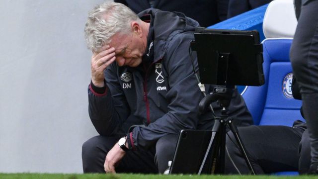 David Moyes looks at the ground and puts his hand on his forehead