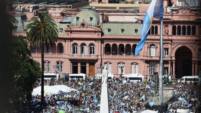 Milei na Casa Rosada, em frente à Praça de Maio, no dia de sua posse 