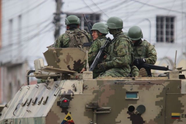 Varios soldados salieron a las calles en vehículos blindados después de que el presidente de Ecuador declara un "conflicto armado interno".