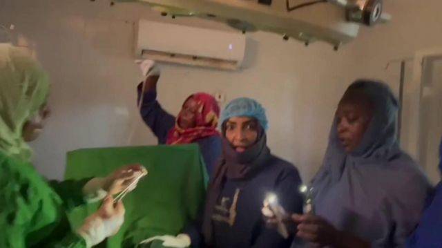 Changamoto Za Kujifungua Vitani Tunategemea Mwanga Wa Simu Kufanya Upasuaji Bbc News Swahili