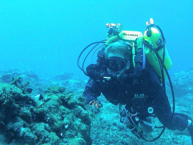 Dituri com traje de mergulho no fundo do mar