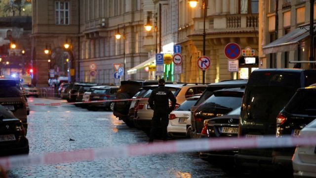 El área del tiroteo acordonada por la Policía en Praga 