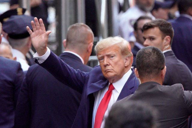 Mahkemeye gelen Trump takipçilerine el salladı