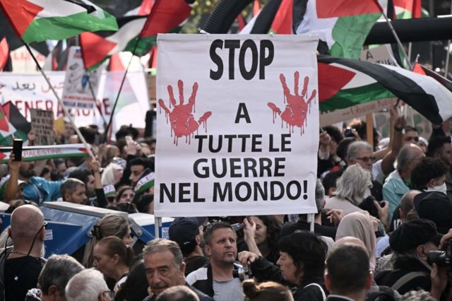 En Roma, Italia, una pancarta que dice: "Paro a todas las guerras en el mundo".