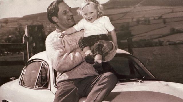 Christianne quando criança no colo do pai Innes Ireland em foto em preto e branco