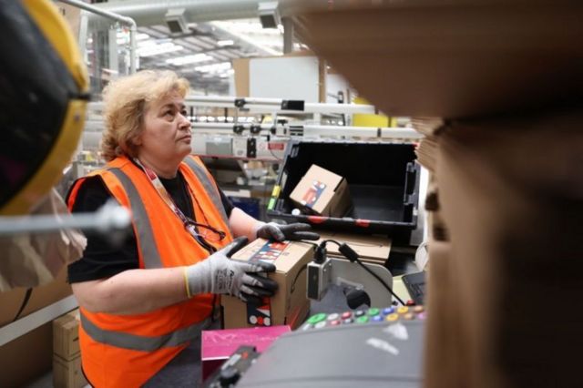 Mulher trabalhando em centro de distribuição da Amazon