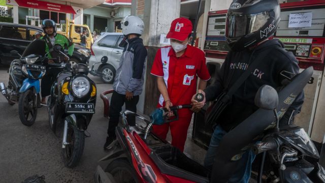 Pengendara roda dua mengisi bahan bakar minyak (BBM) di SPBU Mandala, Lebak, Banten, Sabtu (03/09)