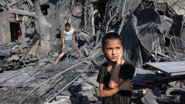 Девушка стоит среди завалов в Рафахе, сектор Газа, 31 октября 2023 г.