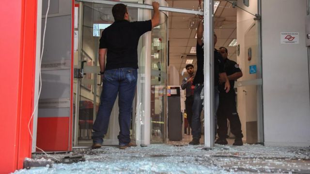 Agência destruída após assalto com uso de explosivos em Guararema, na Região Metropolitana de São Paulo