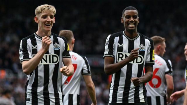 Alexander Isak and Anthony Gordon celebrate Newcastle's win over Tottenham