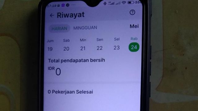 Afung memperlihatkan riwayat pesanan harian beserta total pendapatan bersih yang diterima dari Grab. 