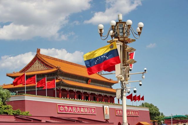 Una bandera de Venezuela en la plaza de Tiananmen.