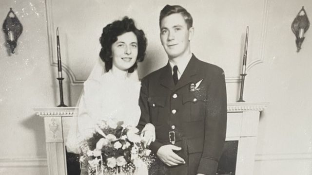 Rosemary e George MacCallum no dia do casamento, 14 de julho de 1945