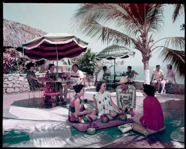Turistas en un hotel en Acapulco en el siglo XX