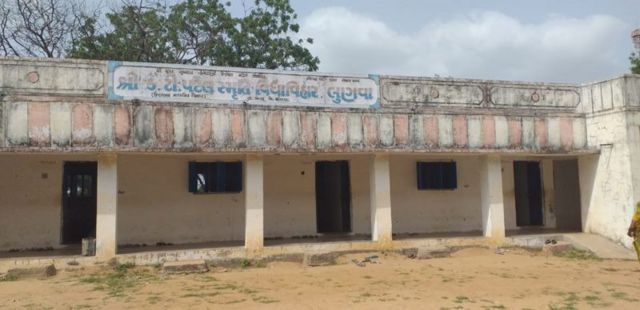 குஜராத் பள்ளியில் முஸ்லிம் மாணவிக்கு அவமானம்