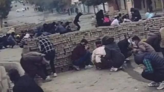 Mahabad'da protestocular barikat kurdu